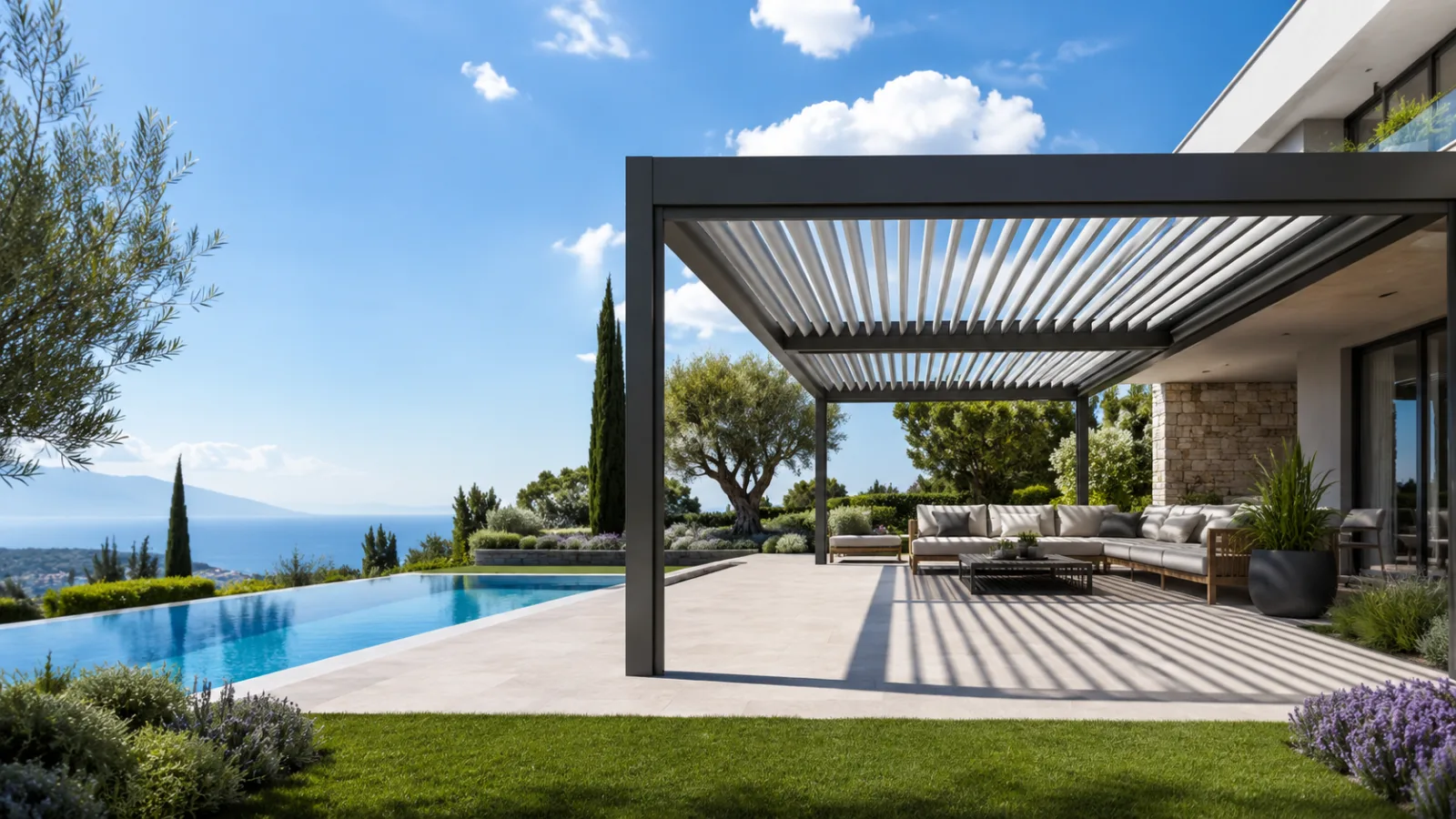 Geniş terasta geri toplanabilen alüminyum panelli rolling roof pergola sistemi