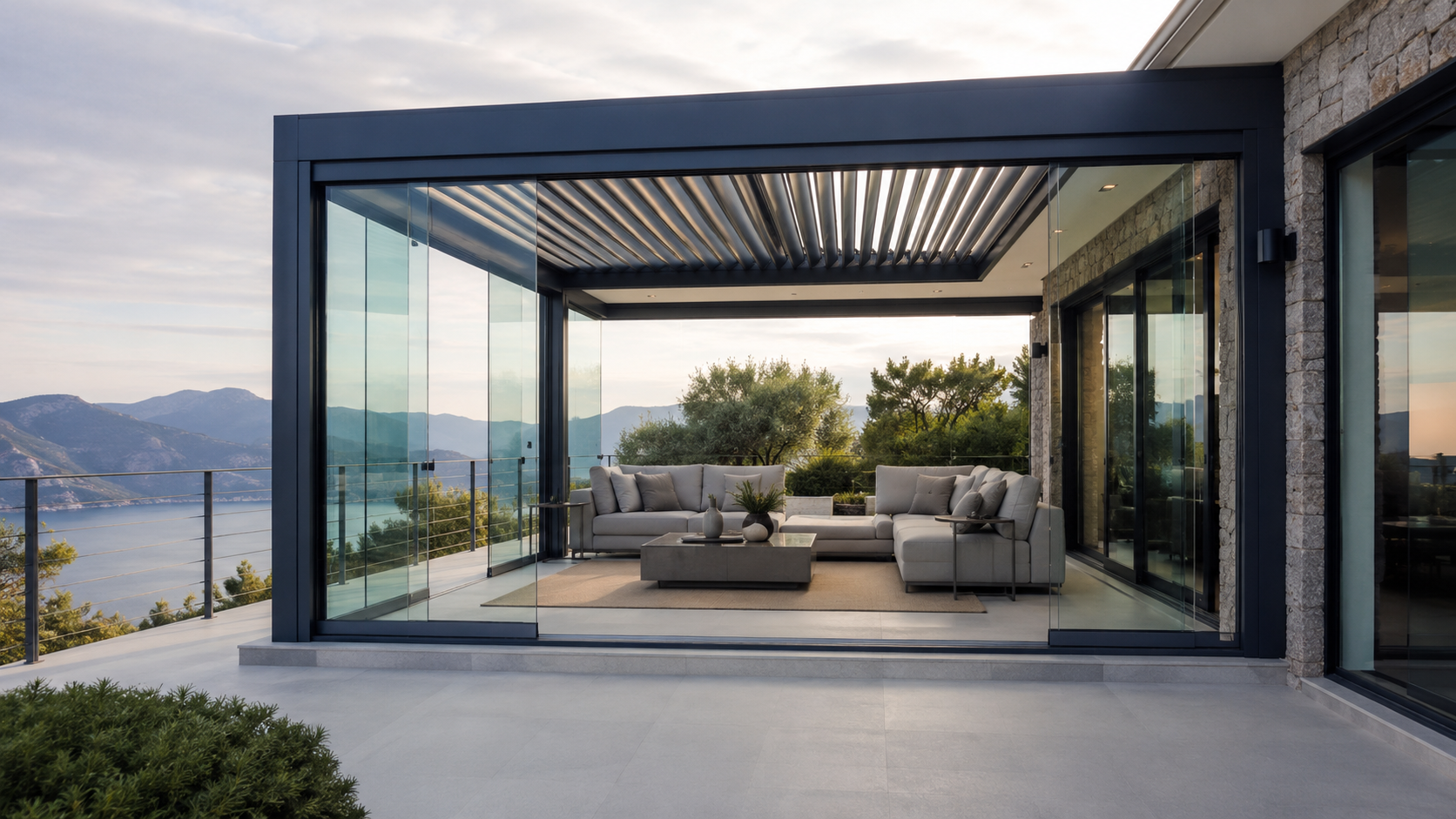 Sürgülü camlarla çevrelenmiş alüminyum pergola altında modern teras oturma alanı
