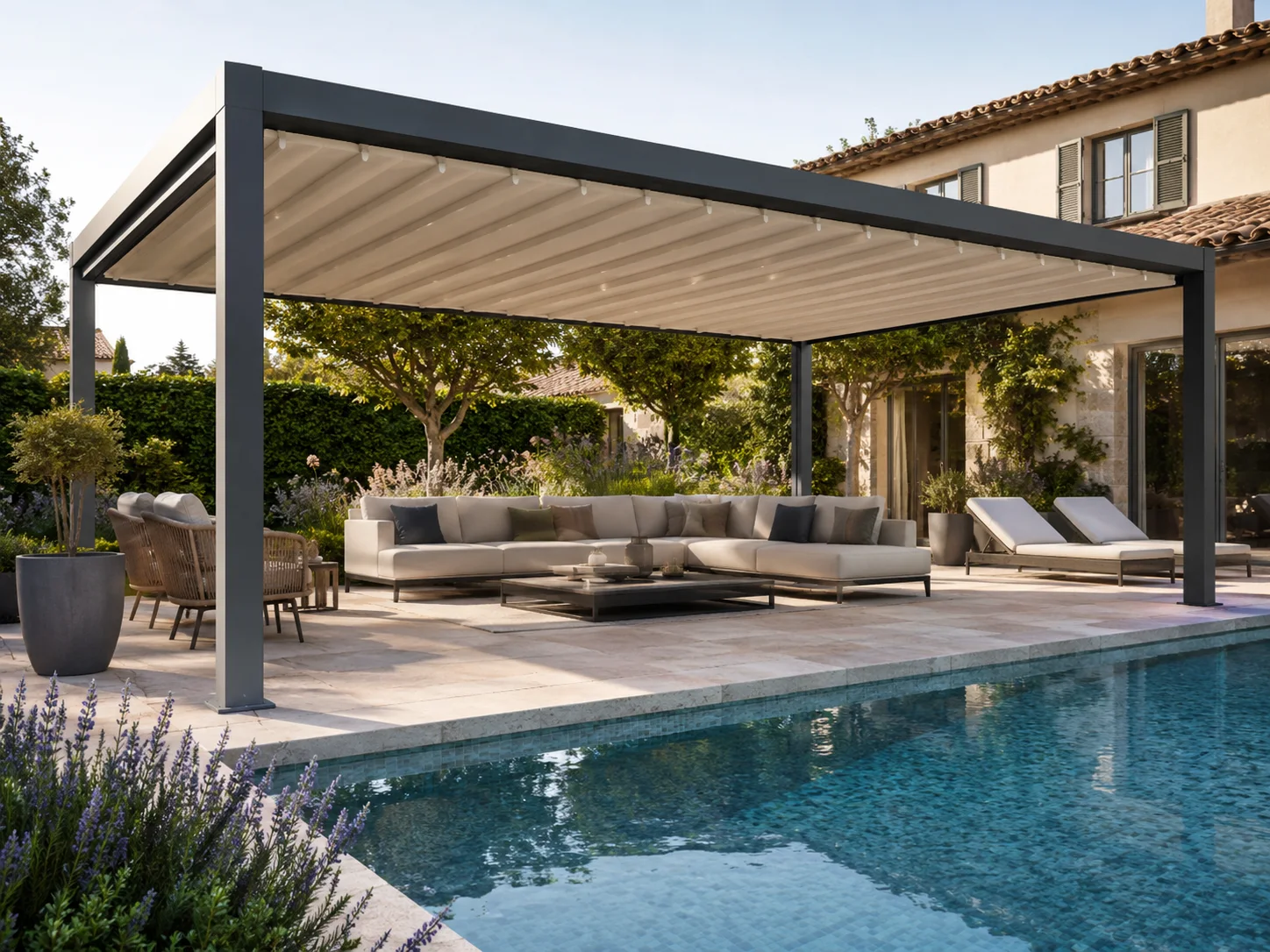 Havuz başındaki dinlenme bölümünde kullanılan pergola sistemi