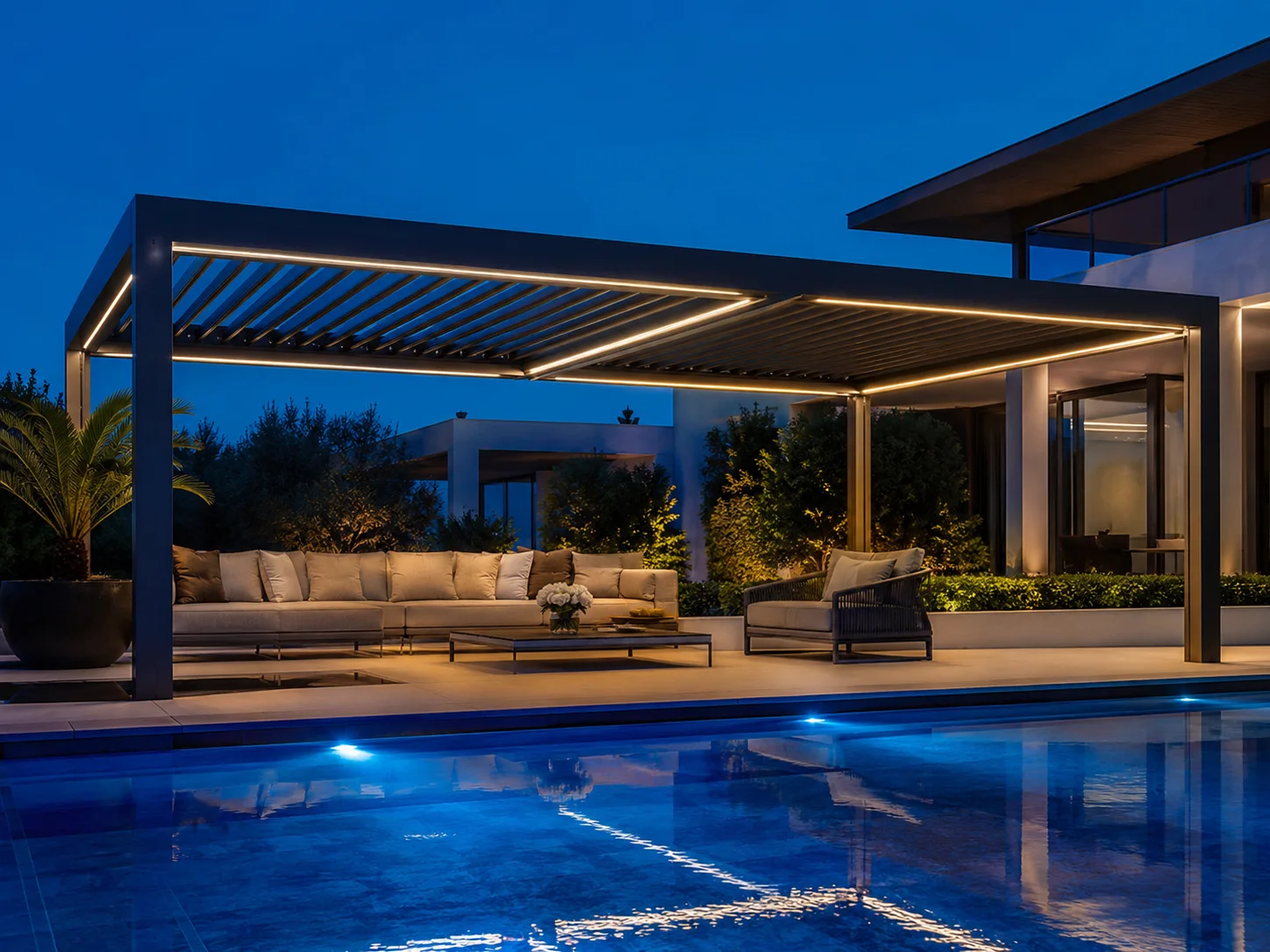 Havuz başındaki yapının mimarisine uyumlu pergola modeli
