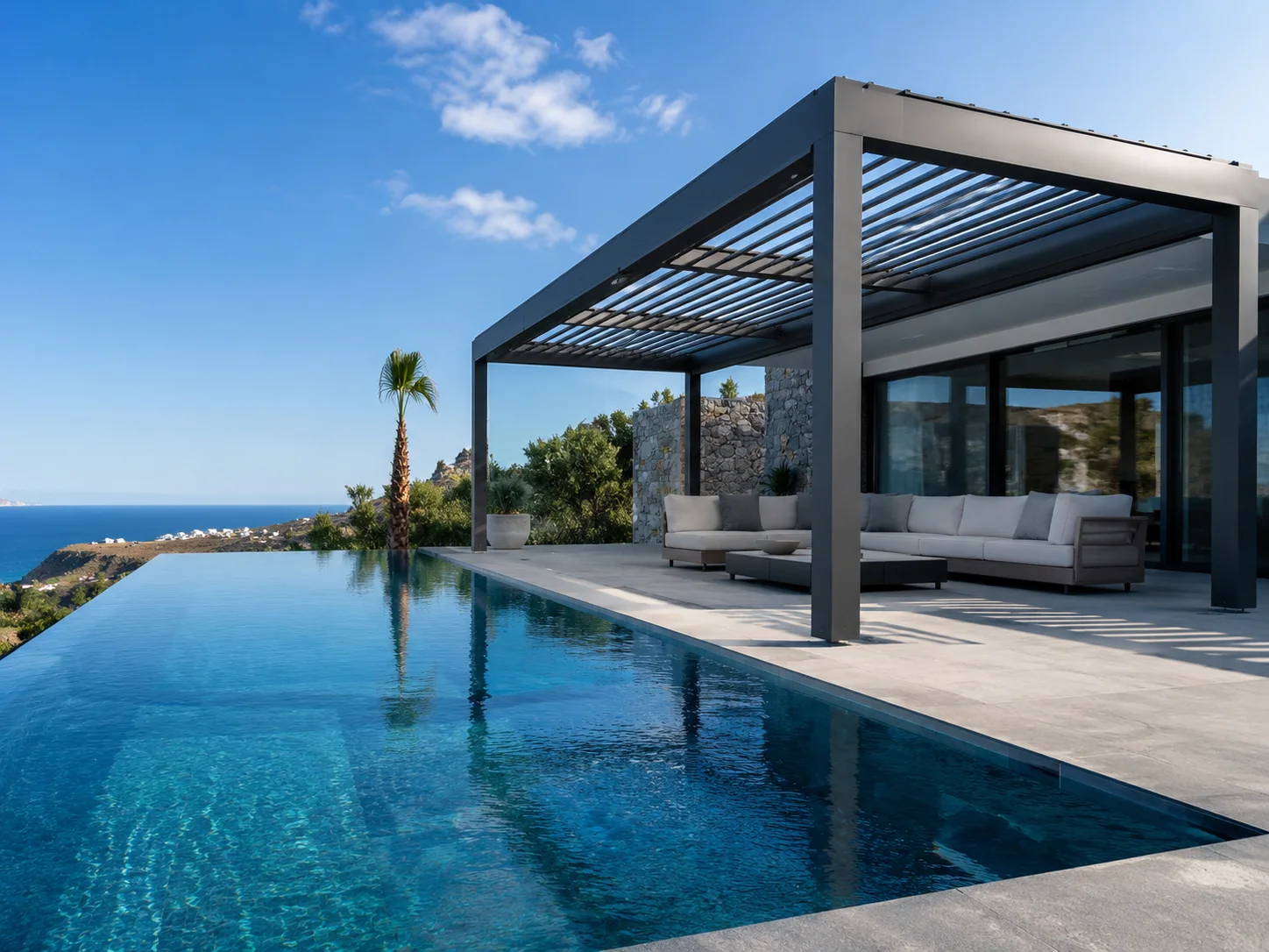 Havuz başındaki veranda alanına uygulanan pergola modeli