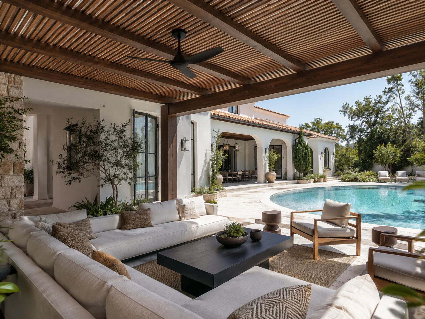 Havuz başındaki açık yemek alanına uygulanan pergola modeli