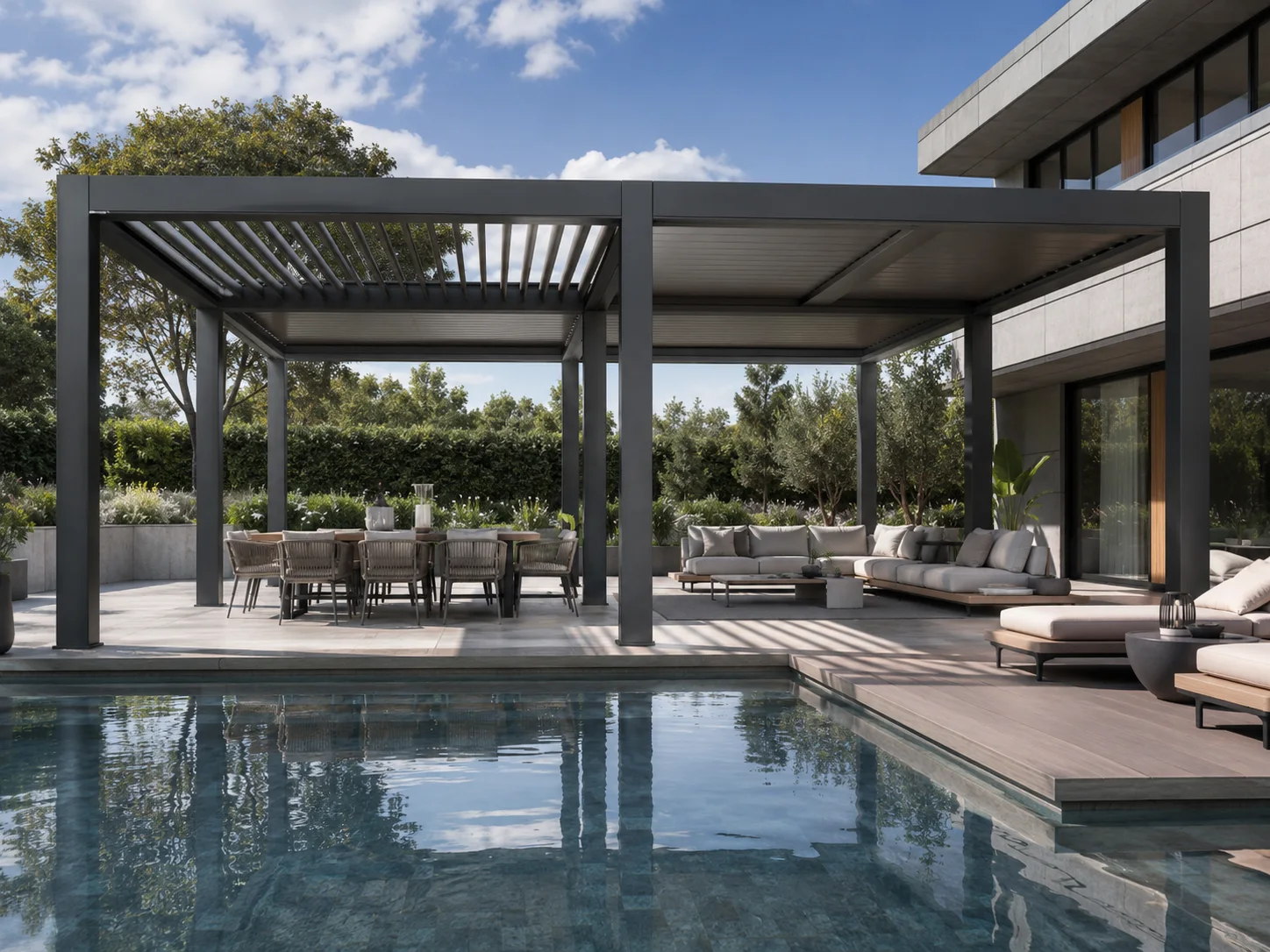 Havuz başında konforlu oturma alanı oluşturan pergola uygulaması