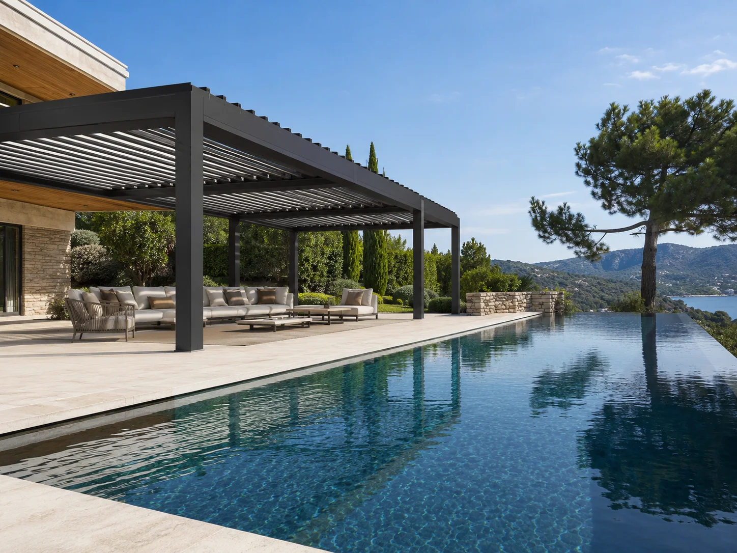 Havuz başında uygulanan modern pergola modeli