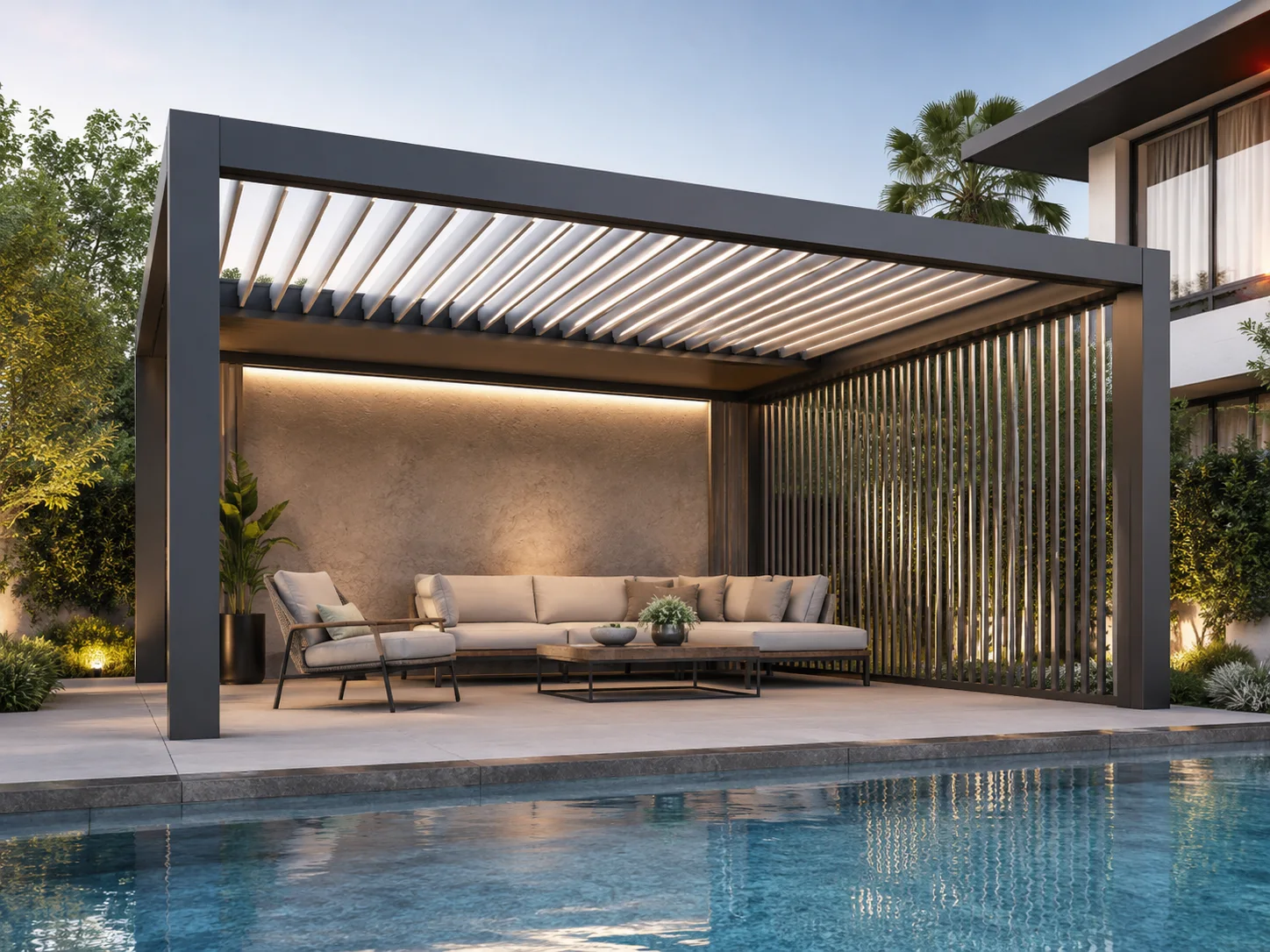 Havuz kenarındaki bahçe düzenine uyumlu dekoratif pergola