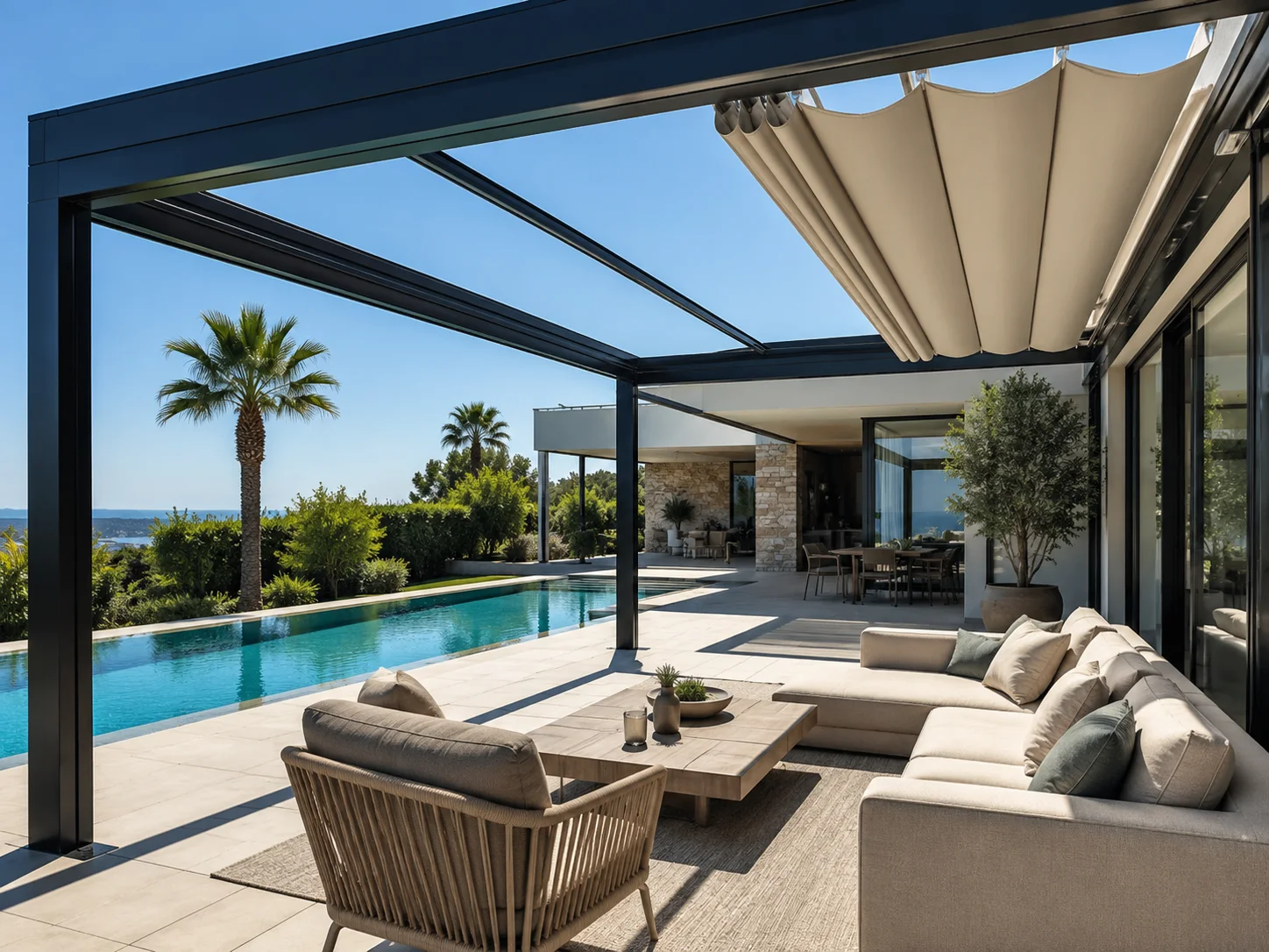 Havuz yanındaki bahçe oturma alanında kullanılan pergola