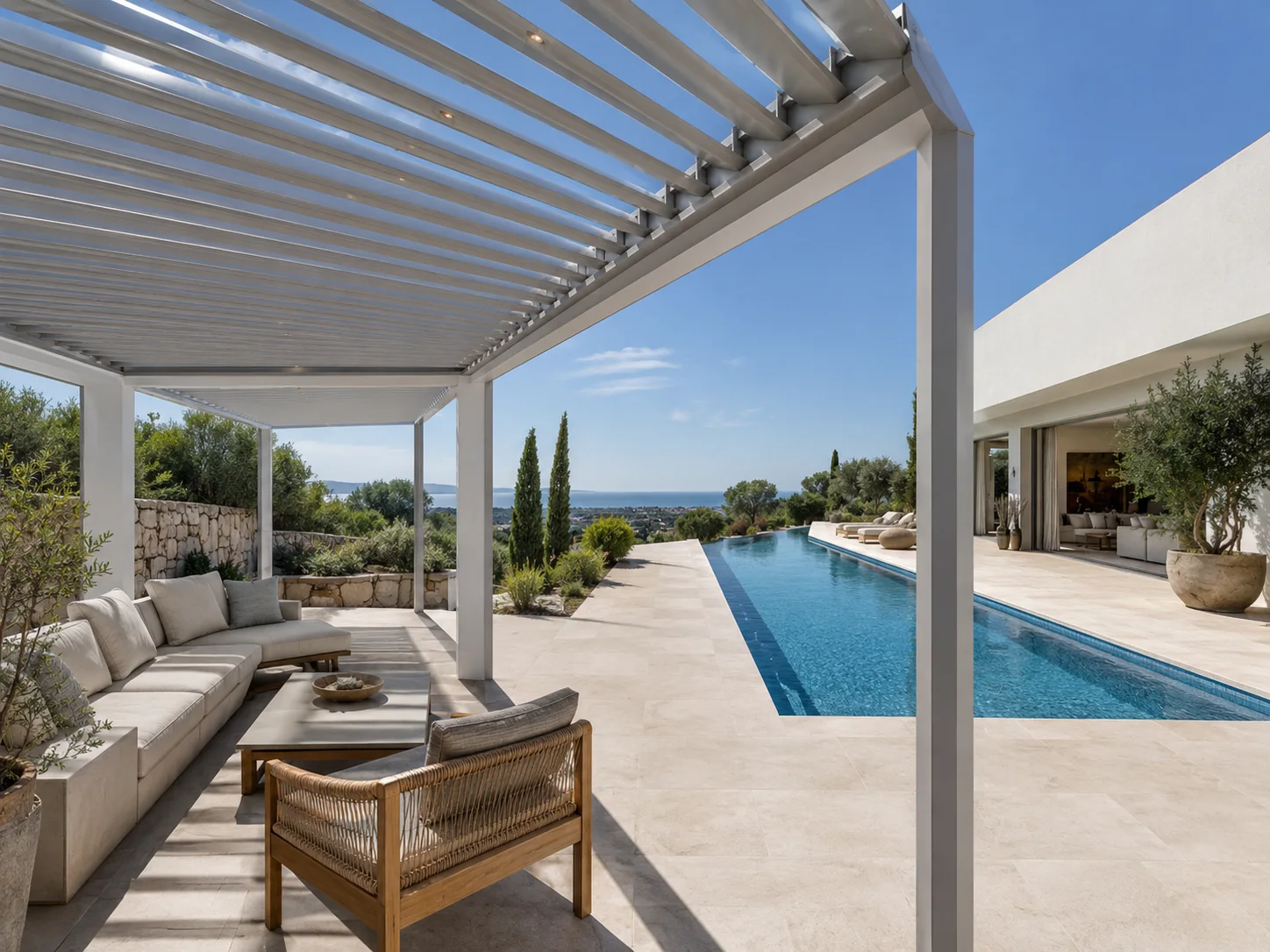 Müstakil ev bahçesindeki havuz alanına uygulanan pergola modeli