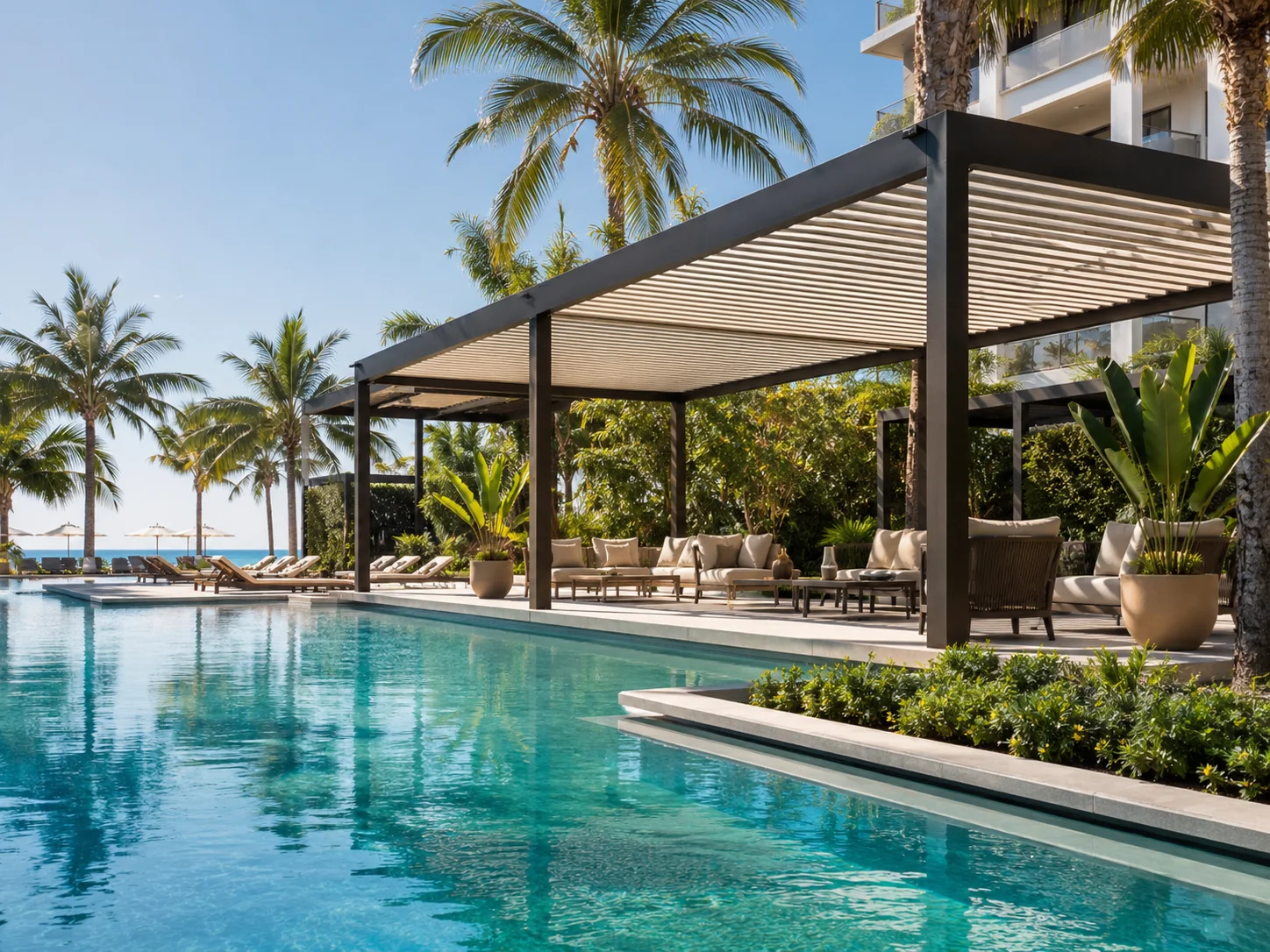 Özel havuz alanındaki dinlenme bölümüne uygulanan pergola