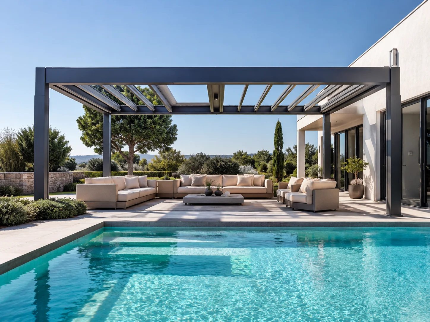 Villa havuzu çevresindeki dinlenme alanına uygulanan pergola