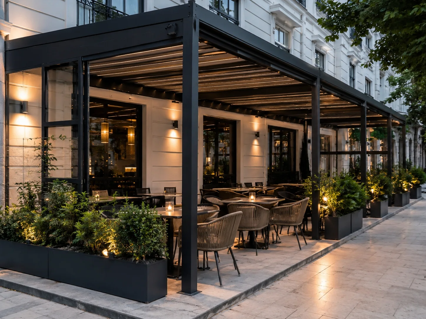Kafenin açık oturma alanına uygulanan modern pergola modeli