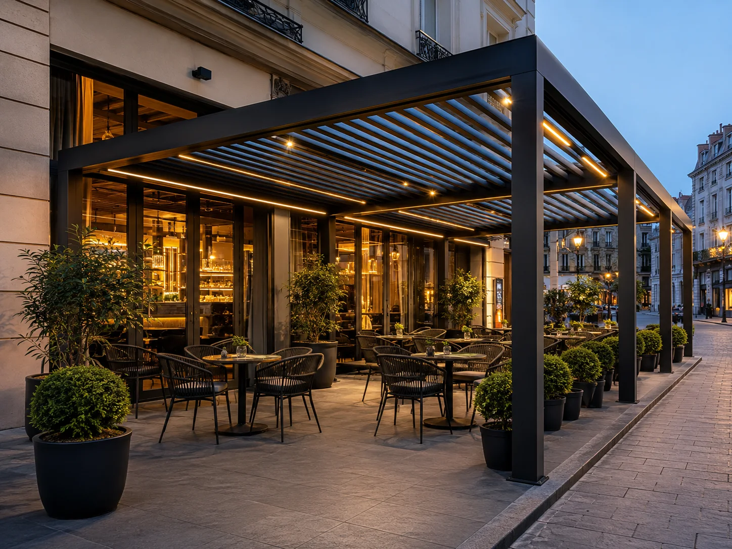 Kafenin dış mekân yemek ve oturma alanına uygulanan pergola modeli