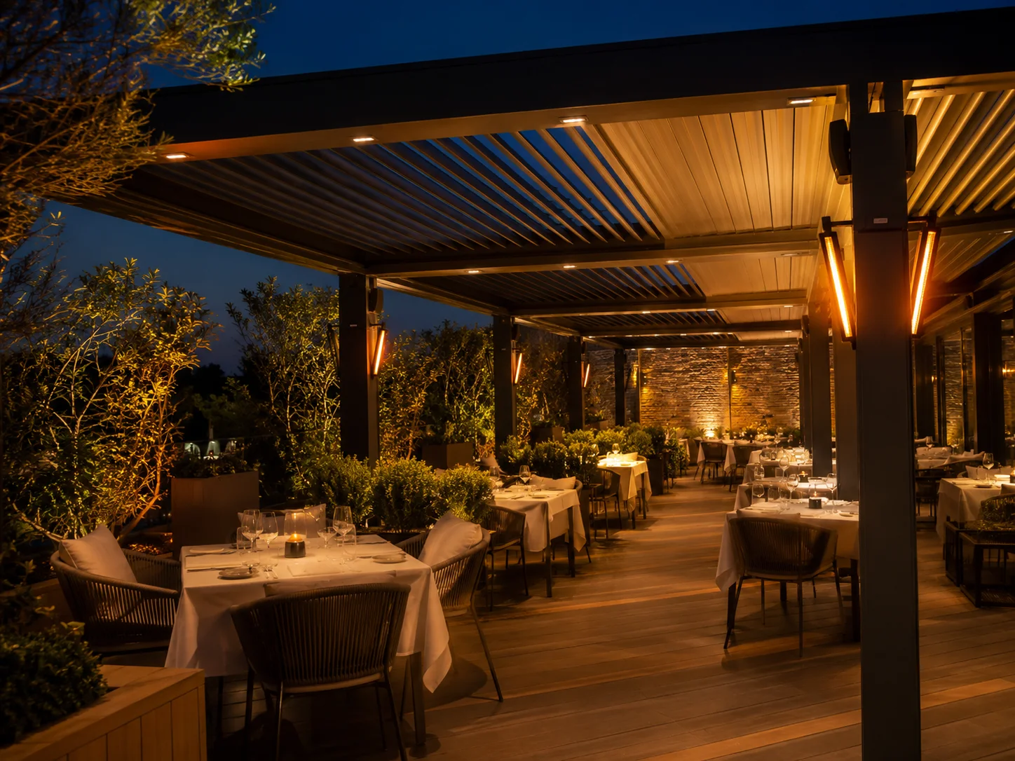 Kafenin sokak cephesindeki açık masa alanına uygulanan pergola modeli