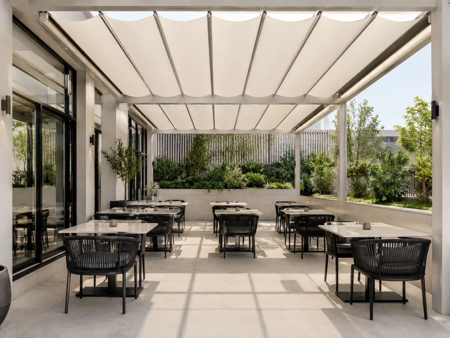 Kafe terasındaki açık oturma alanına uygulanan pergola modeli