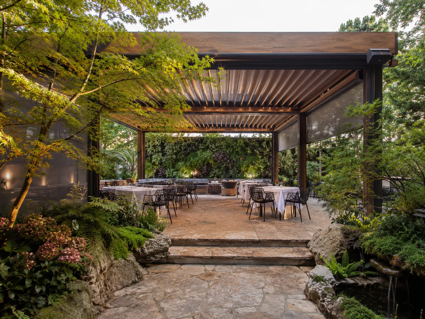 Kafe terasında oturma düzeni için uygulanan pergola modeli