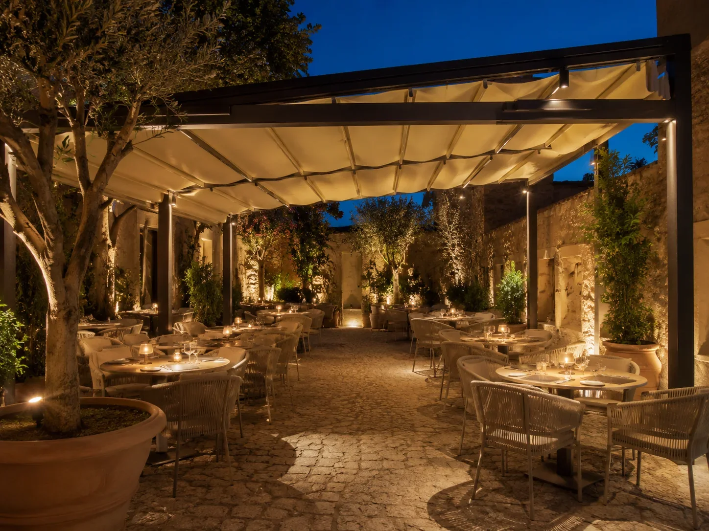 Restoranın açık hava oturma bölümüne uygulanan pergola modeli