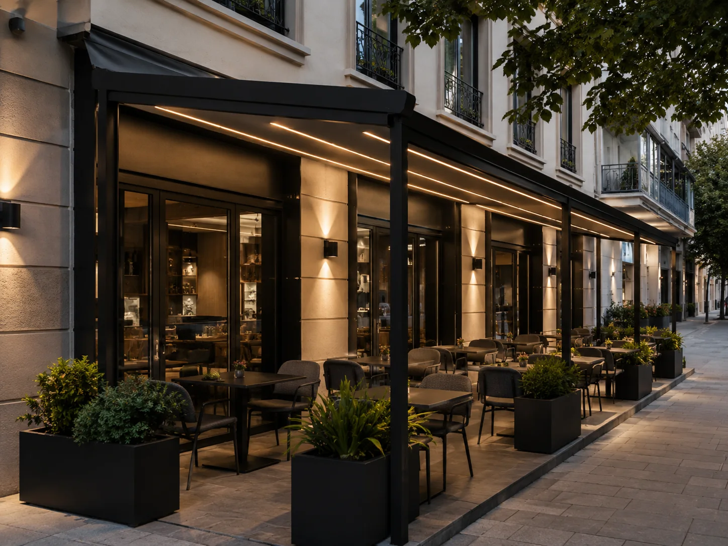 Restoran bahçesindeki oturma alanı için uygulanan pergola sistemi