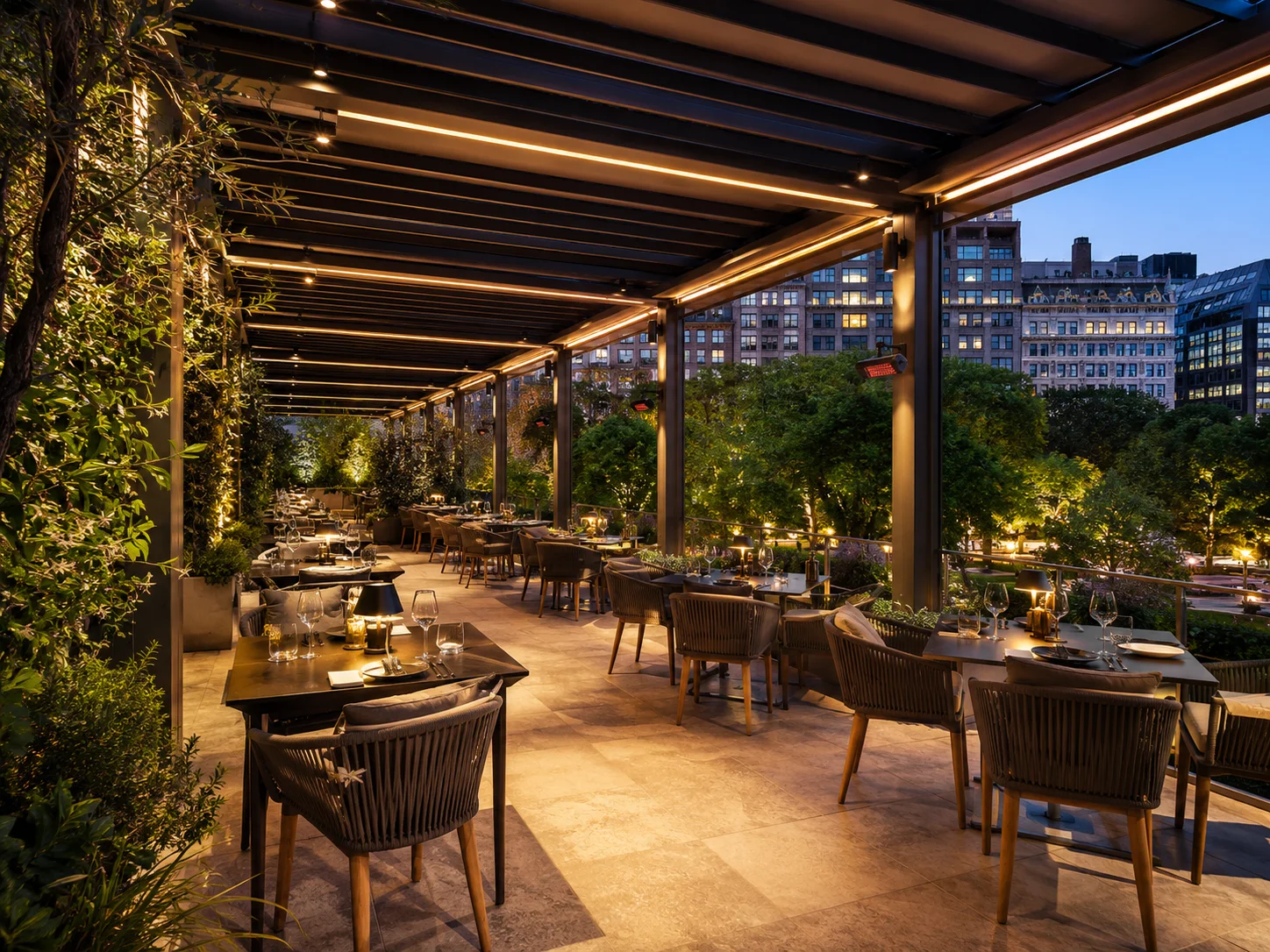 Restoranın dış mekân müşteri oturma alanına uygulanan pergola modeli