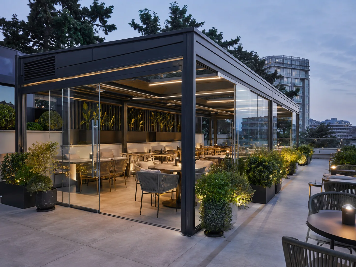 Restoran terasındaki masa ve oturma alanına uygulanan pergola modeli