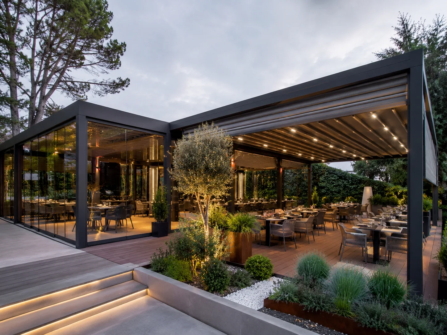 Restoran verandasındaki masa ve oturma alanına uygulanan pergola modeli