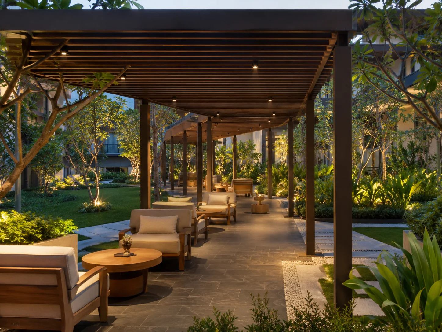 Otel terasında estetik ve konforlu kullanım sağlayan özel pergola sistemi