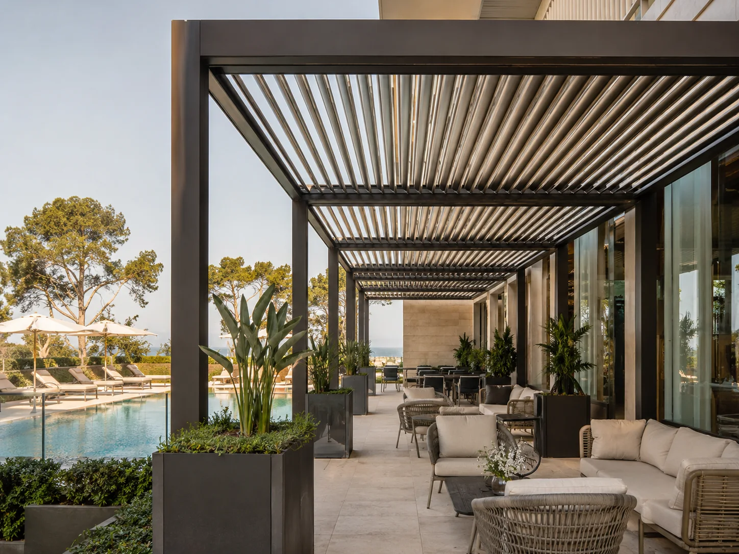 Otel terası ve açık hava dinlenme alanı için modern pergola sistemi