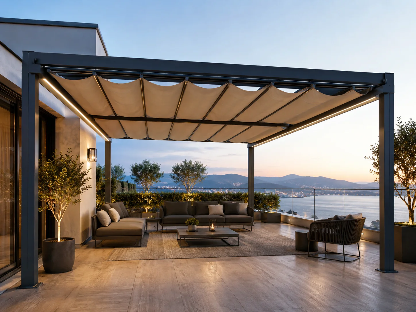 Çatı terasındaki açık oturma alanına uygulanan pergola modeli