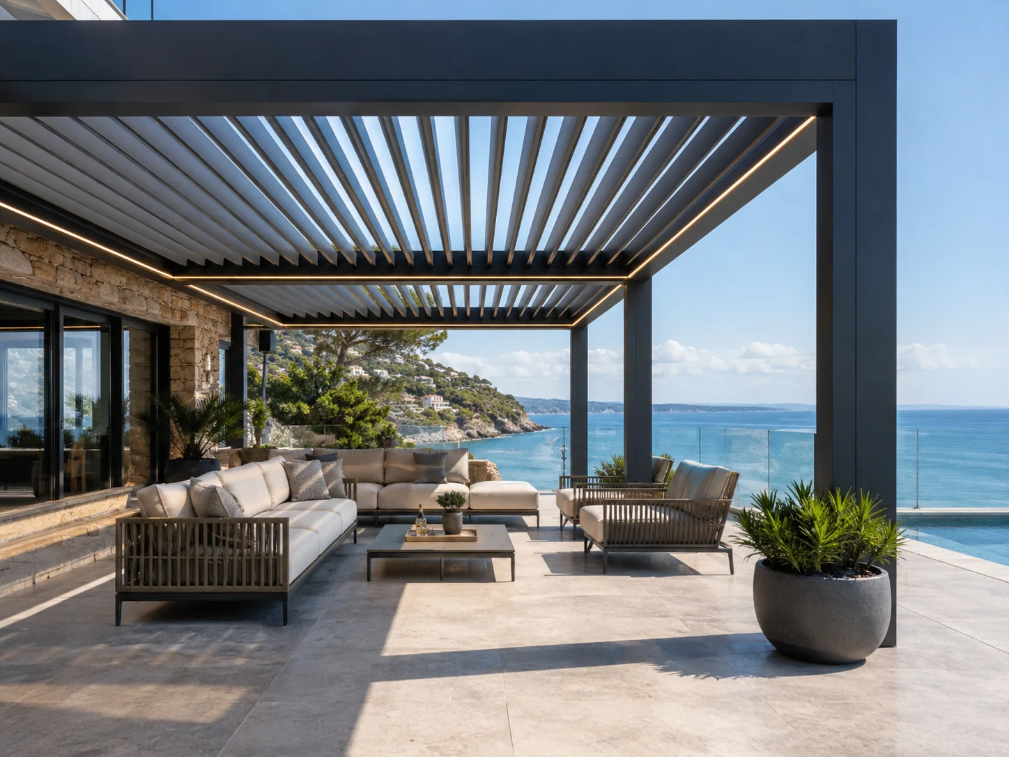 Teras oturma alanına uygulanan modern pergola modeli