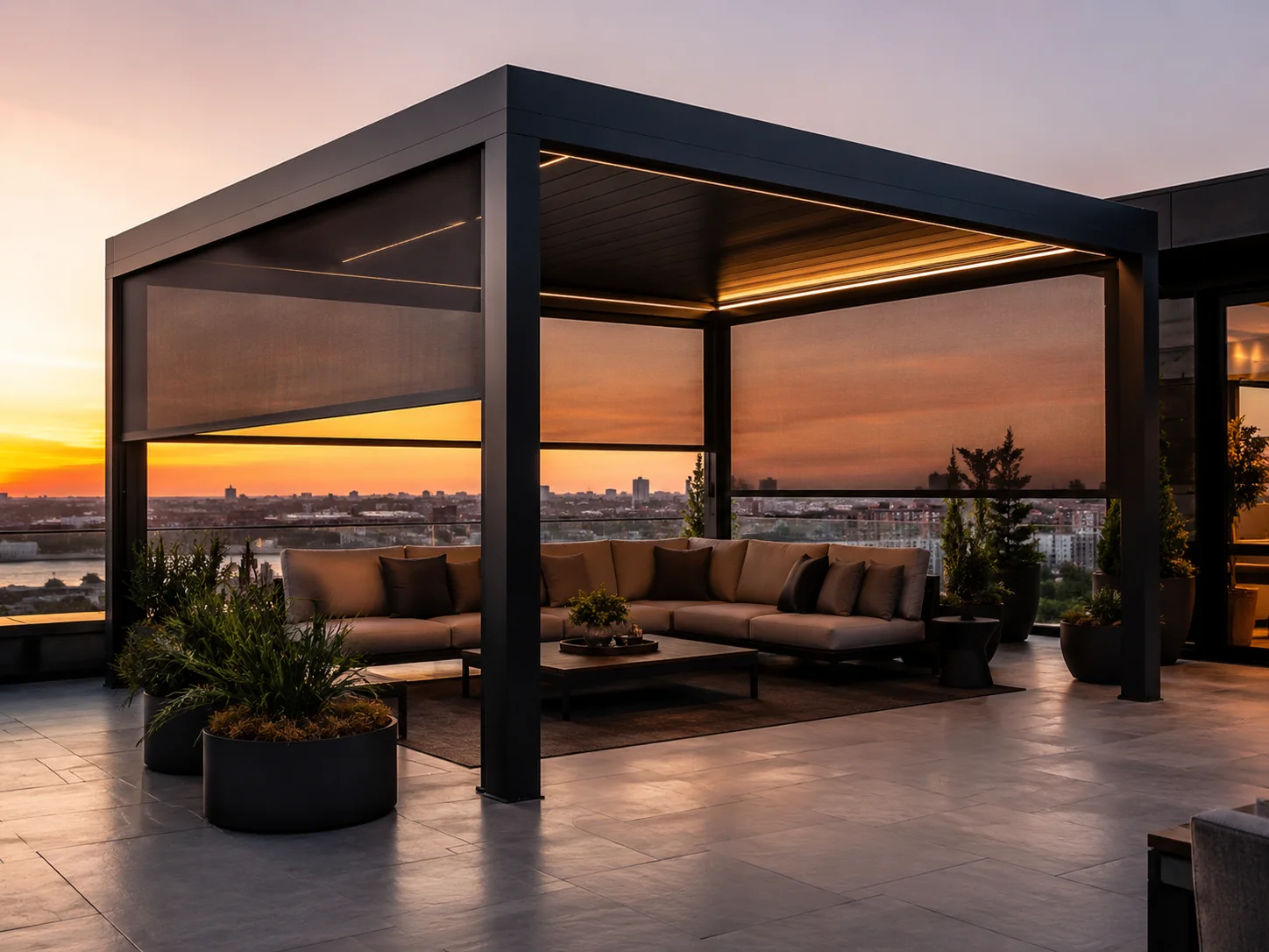 Teras üzerindeki dinlenme köşesine uygulanan modern pergola modeli