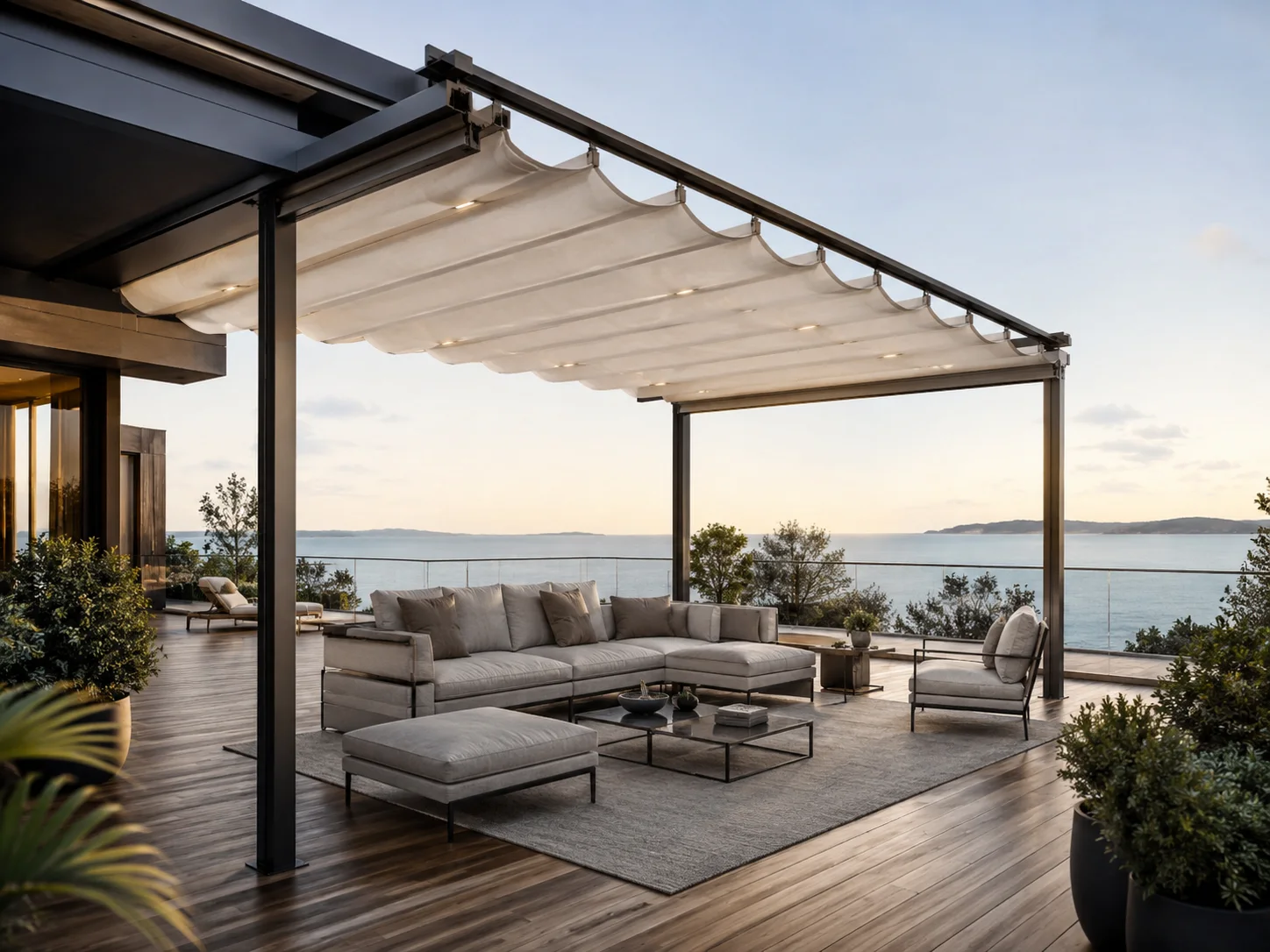 Açık teras alanını gölgelendirmek için uygulanan pergola modeli