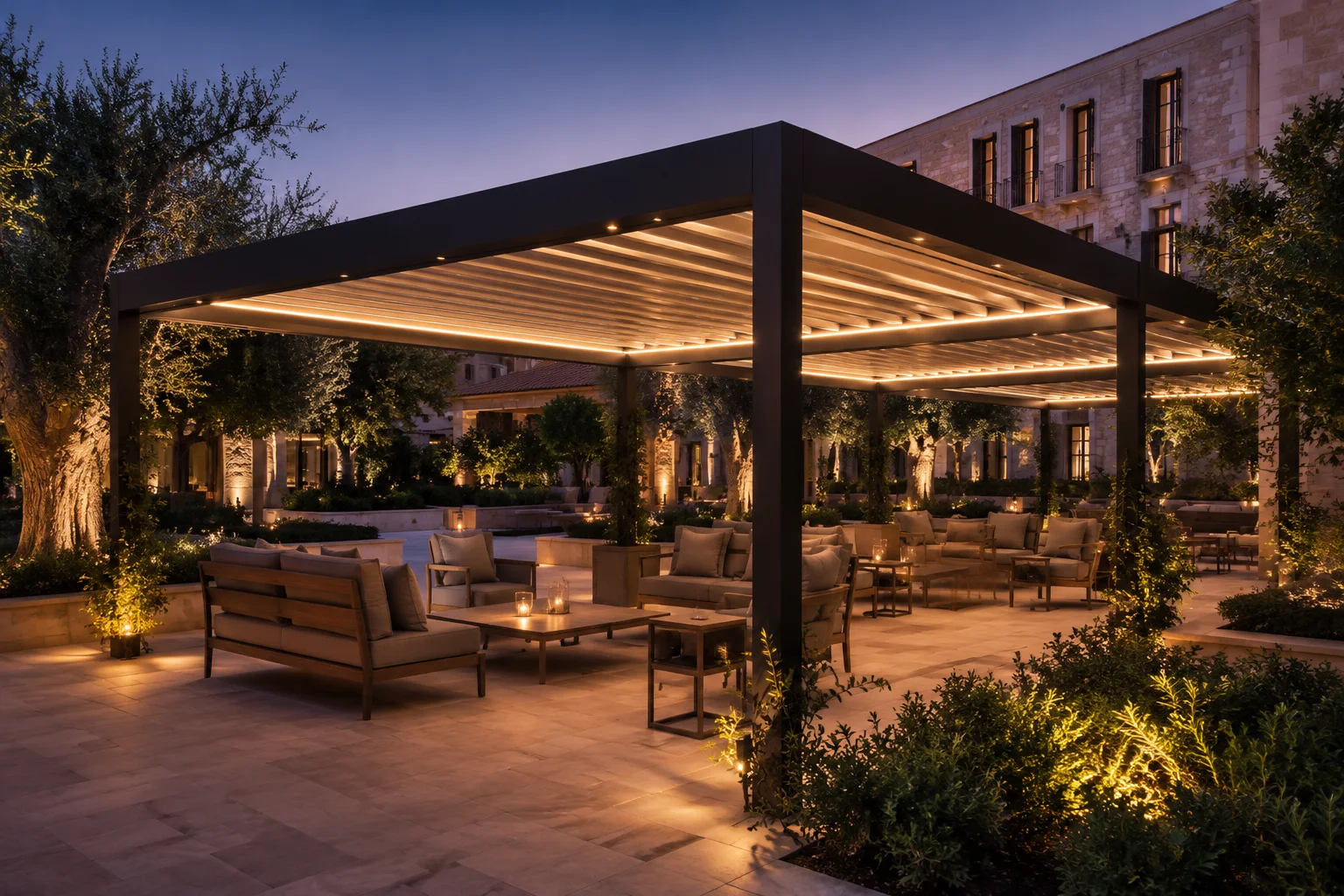 Bahçeli villanın dinlenme alanına uygulanan modern pergola modeli
