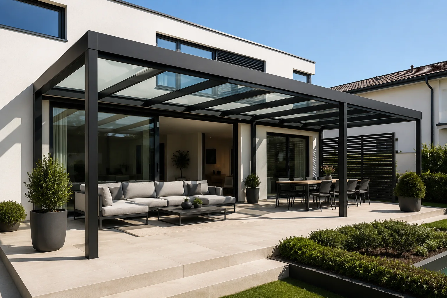 Villa bahçesindeki açık salon ve dinlenme alanına uygulanan pergola modeli