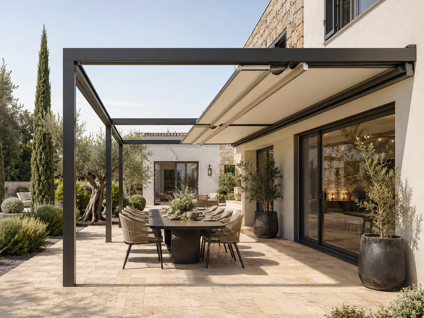 Villa bahçesindeki aile oturma bölümüne uygulanan pergola modeli