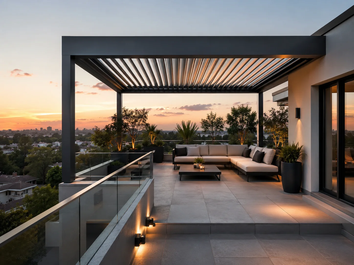 Villa bahçesindeki geniş oturma ve dinlenme alanına uygulanan pergola modeli