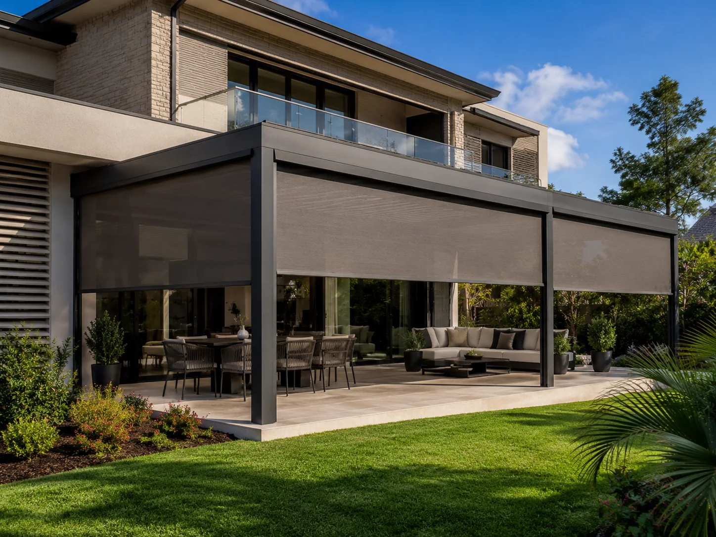 Villa bahçesindeki köşe oturma bölümüne uygulanan pergola modeli