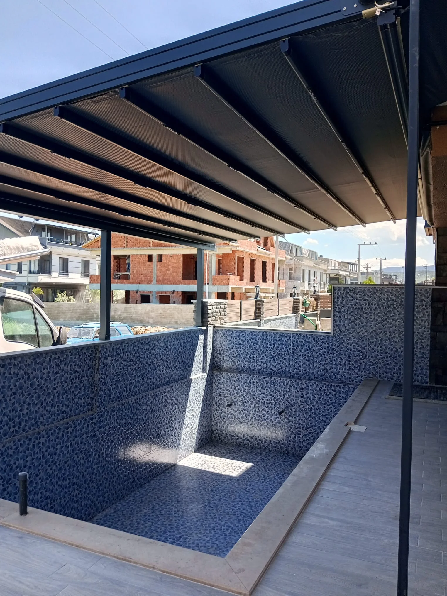 Başakşehir site bahçesinde motorlu bioklimatik pergola sistemi