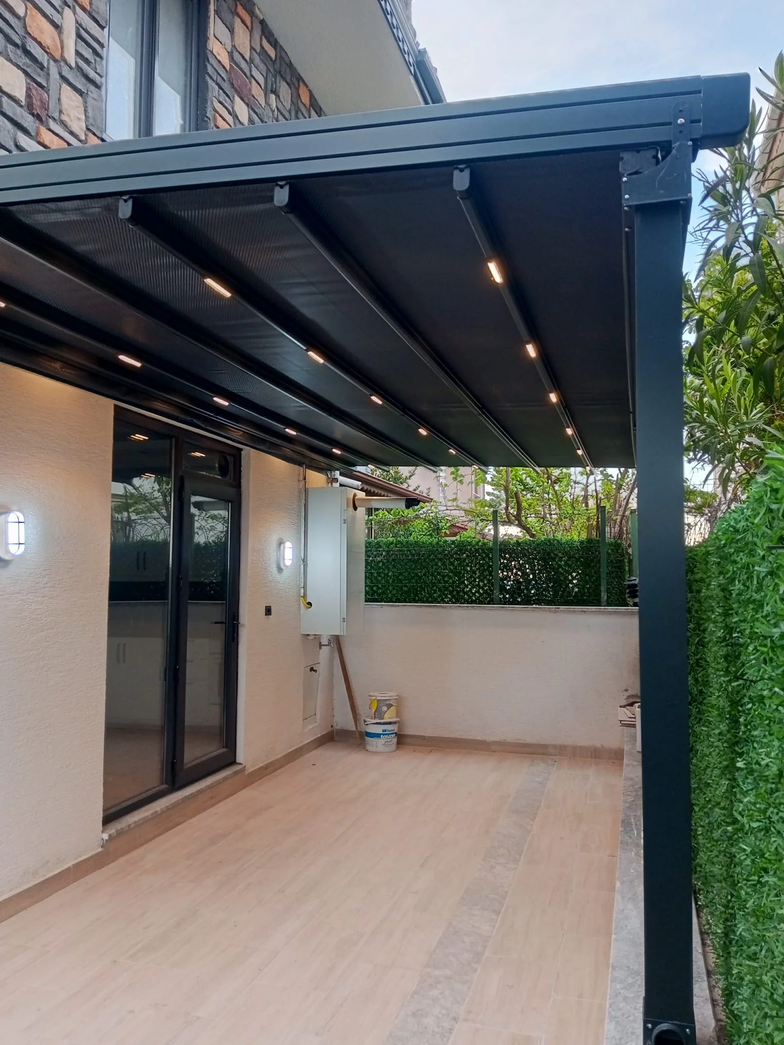 Beykoz villa bahçesinde motorlu bioklimatik pergola sistemi