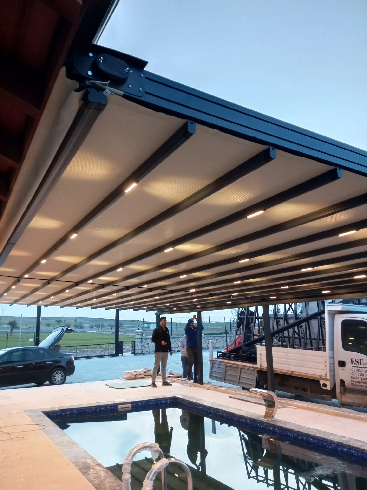 Büyükçekmece sahil villasının havuz başında motorlu bioklimatik pergola sistemi