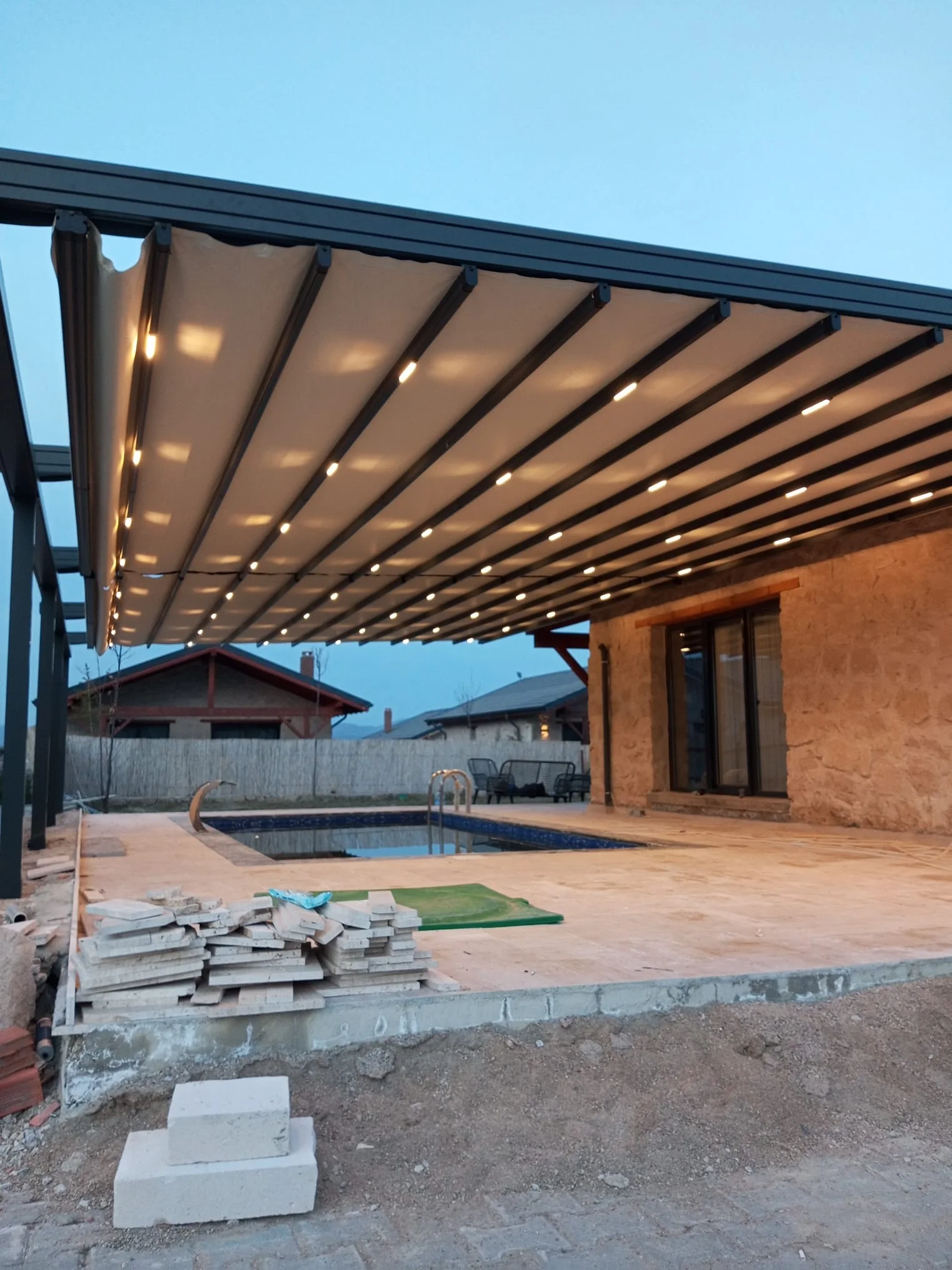 Çekmeköy villa bahçesi için ölçüye özel otomatik pergola sistemleri