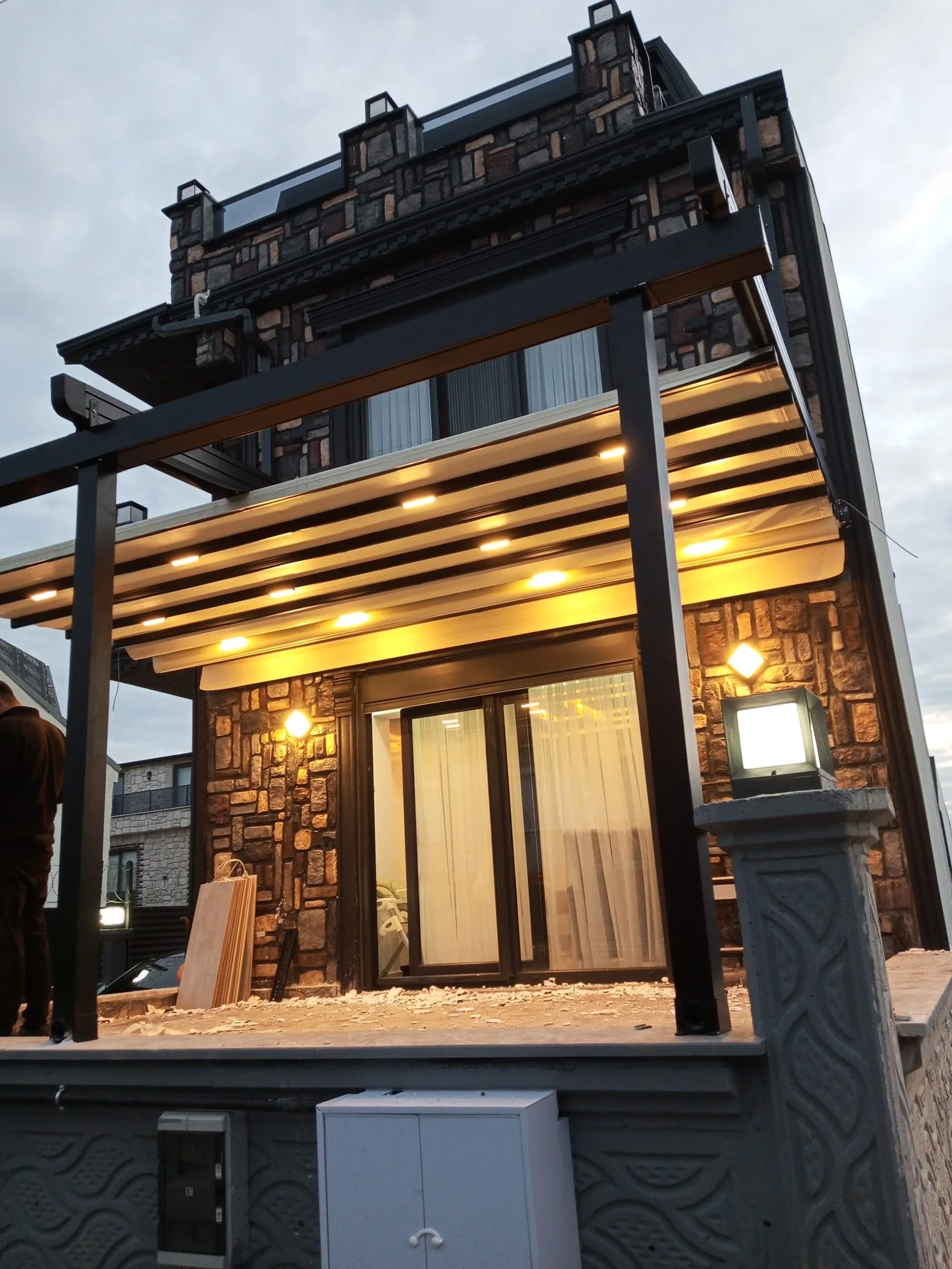 Esenyurt ticari işletme terasında ölçüye özel otomatik pergola sistemi