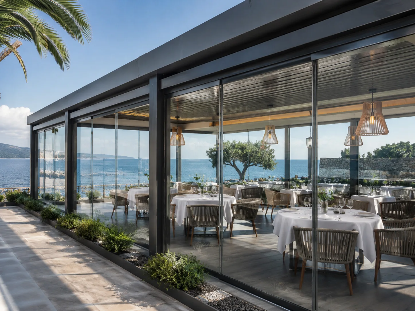 Teras üzerinde kolon ve kirişleri hizalanarak yapılan alüminyum pergola montajı