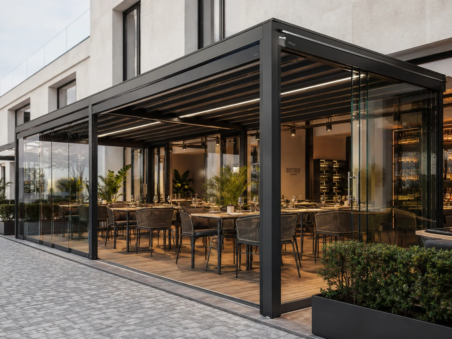 Pergola kolonları arasına kaset ve yan kılavuzları hizalanarak monte edilen zip perde